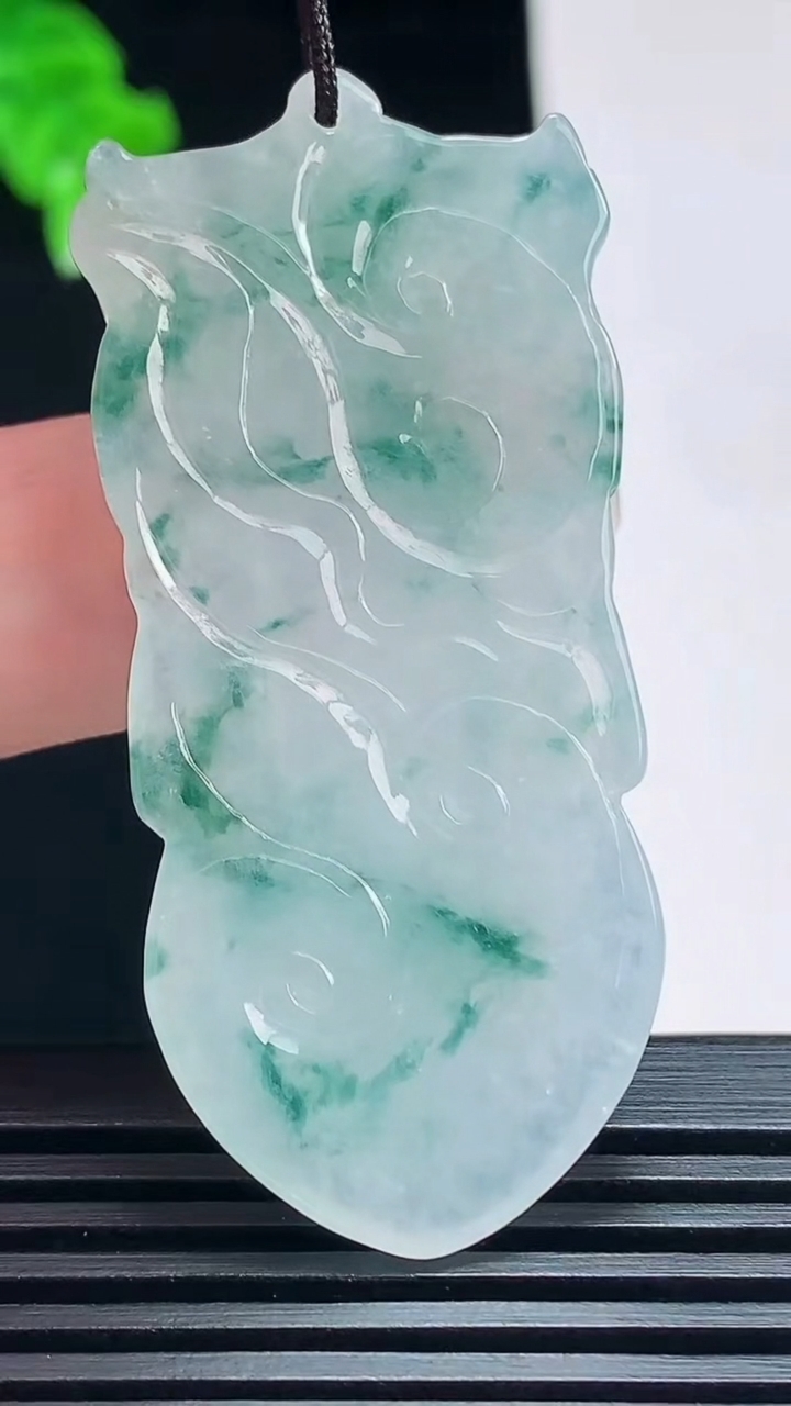 天然A货翡翠飘花狮子牌吊坠，尺寸53-24.5-6 重量:13.8g
7月15日