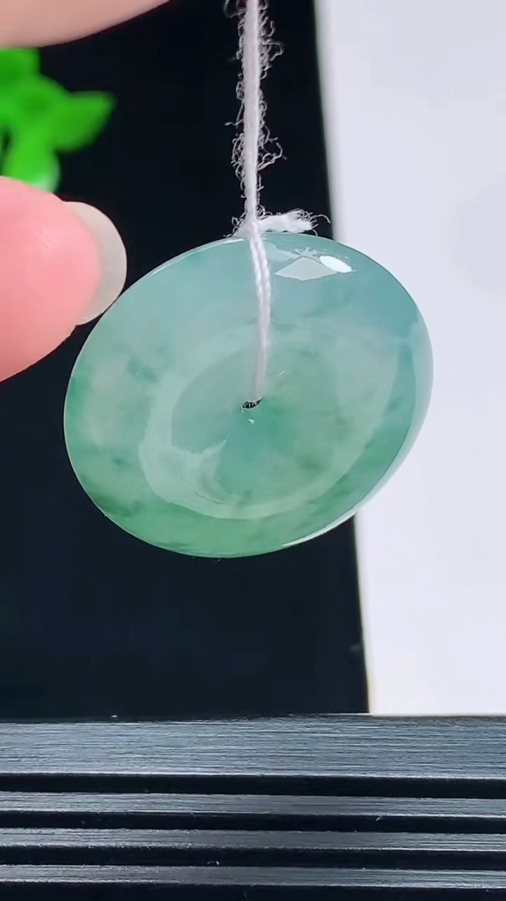天然A货翡翠冰种飘花平安扣吊坠，尺寸23-5.6 重量:6.62g
7月15日