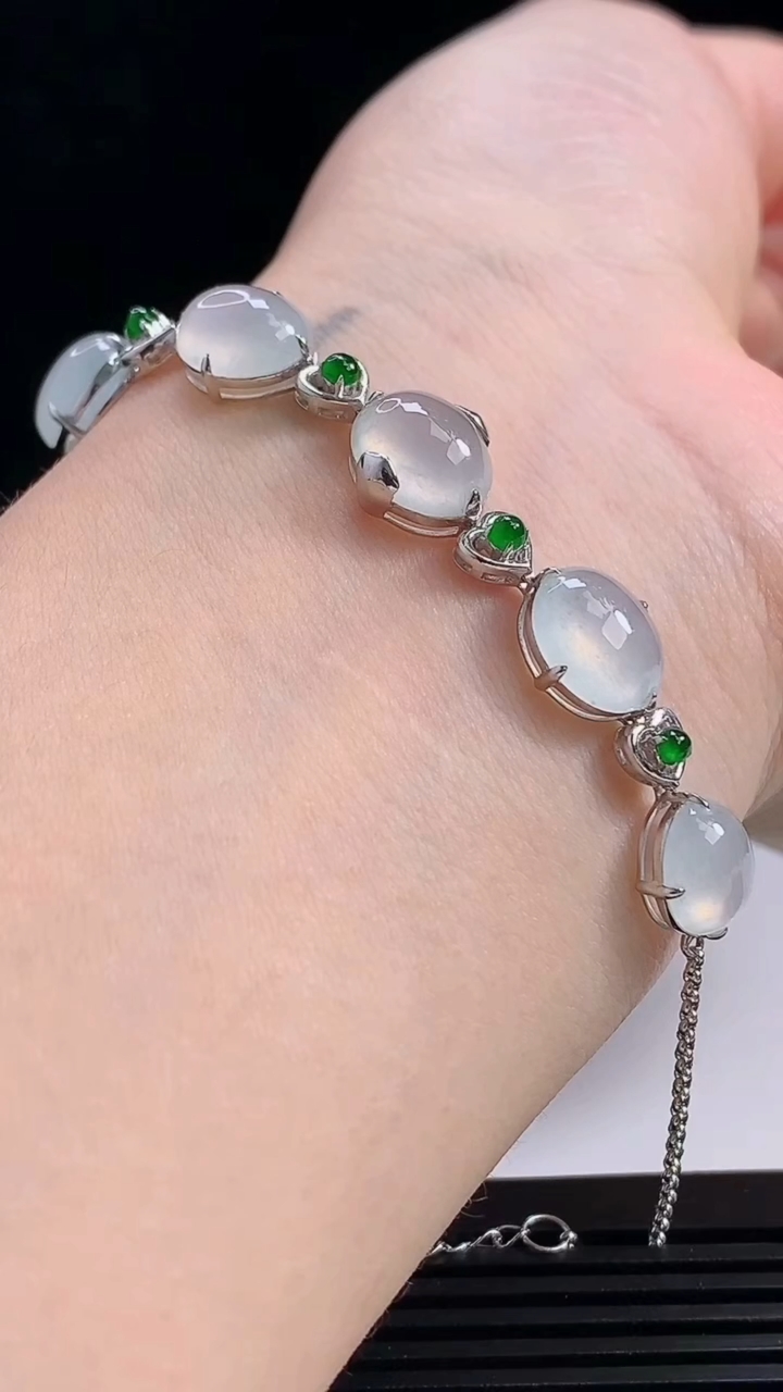 天然A货翡翠种白冰蛋面手链，尺寸9.5-8-5.6 重量:4.91g
7月15日