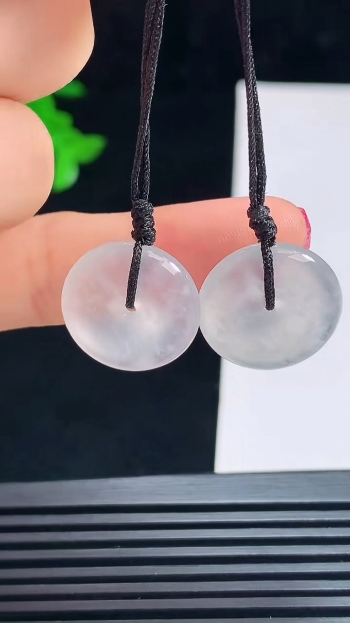 天然A货翡翠种白冰平安扣吊坠一对，尺寸17-4.2 重量:5.30g
7月15日