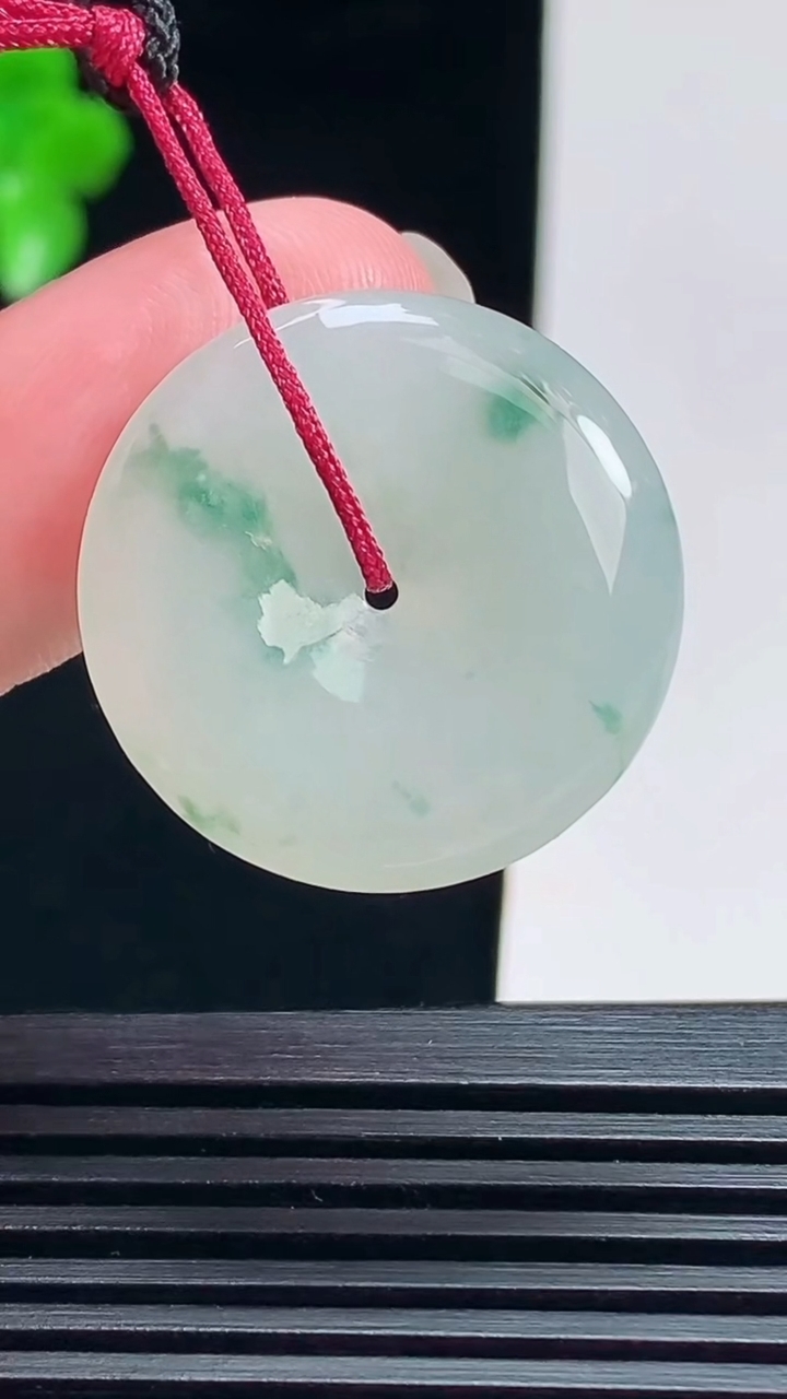 天然A货翡翠飘花平安扣吊坠，尺寸25-5 重量:6.58g
7月15日