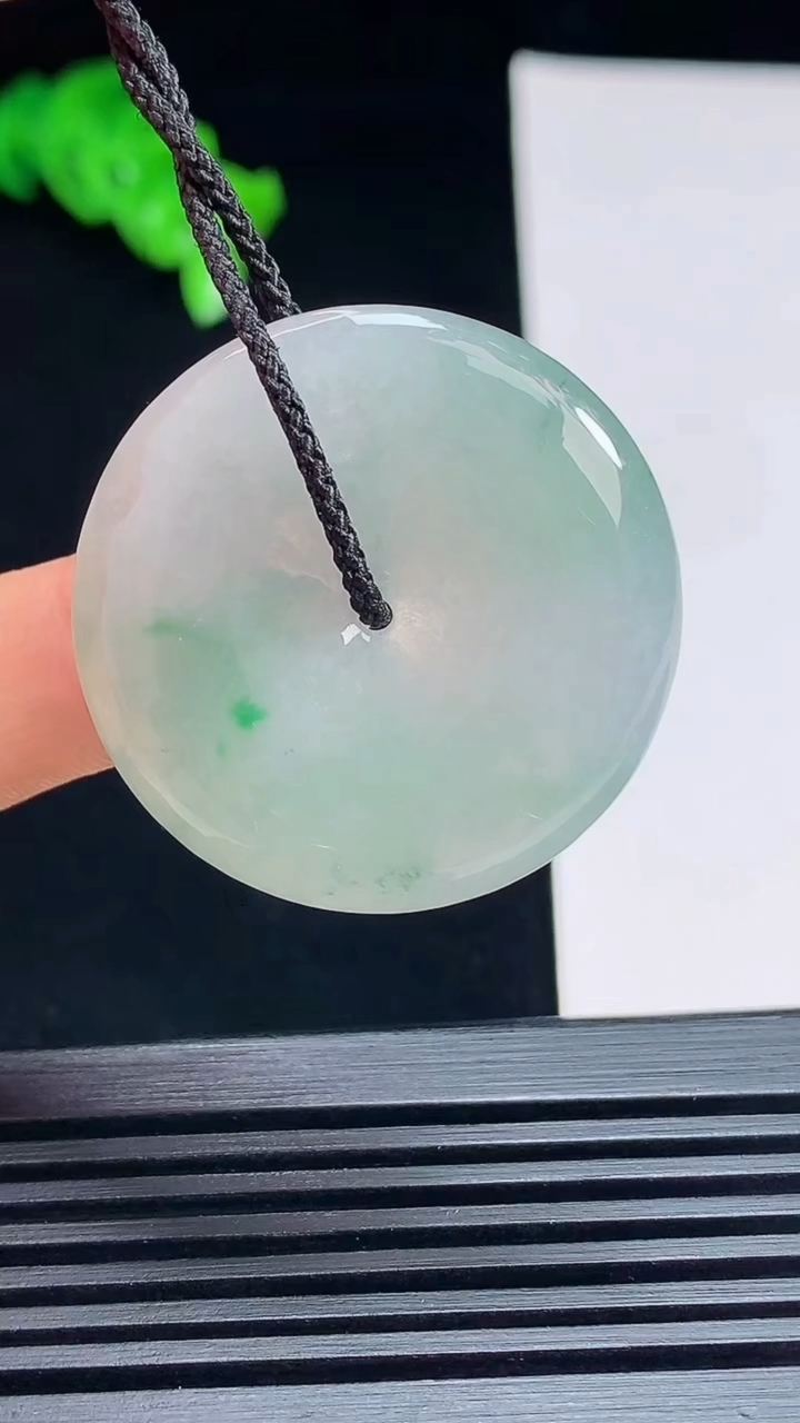 天然A货翡翠平安扣吊坠，尺寸32-5.5 重量:12.38g
7月15日