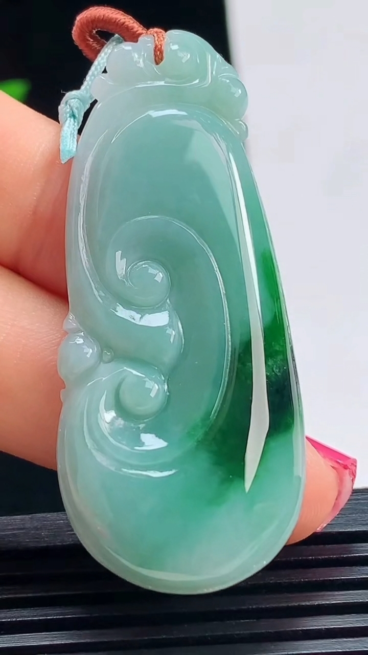 天然A货翡翠如意吊坠，尺寸50.6-21.6-5 重量:10.12g
7月15日