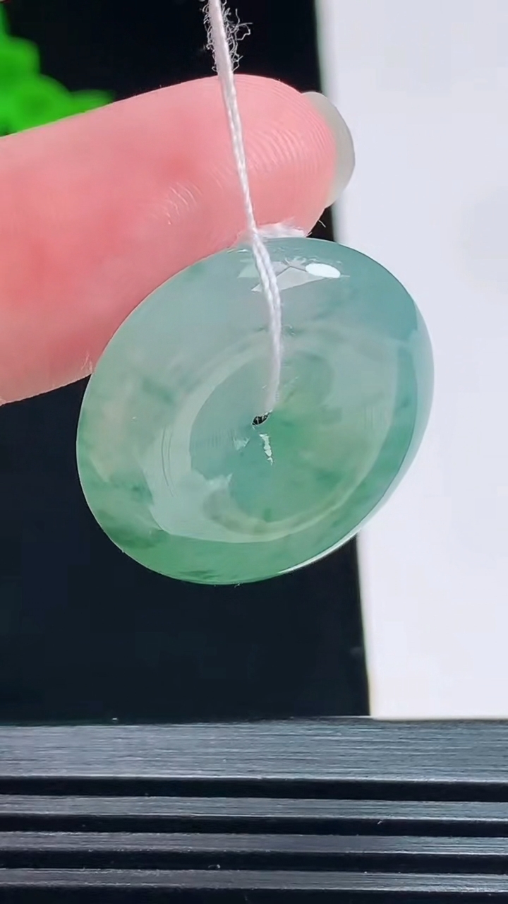 天然A货翡翠冰种飘花平安扣吊坠，尺寸23-5.6 重量:6.62g
7月15日