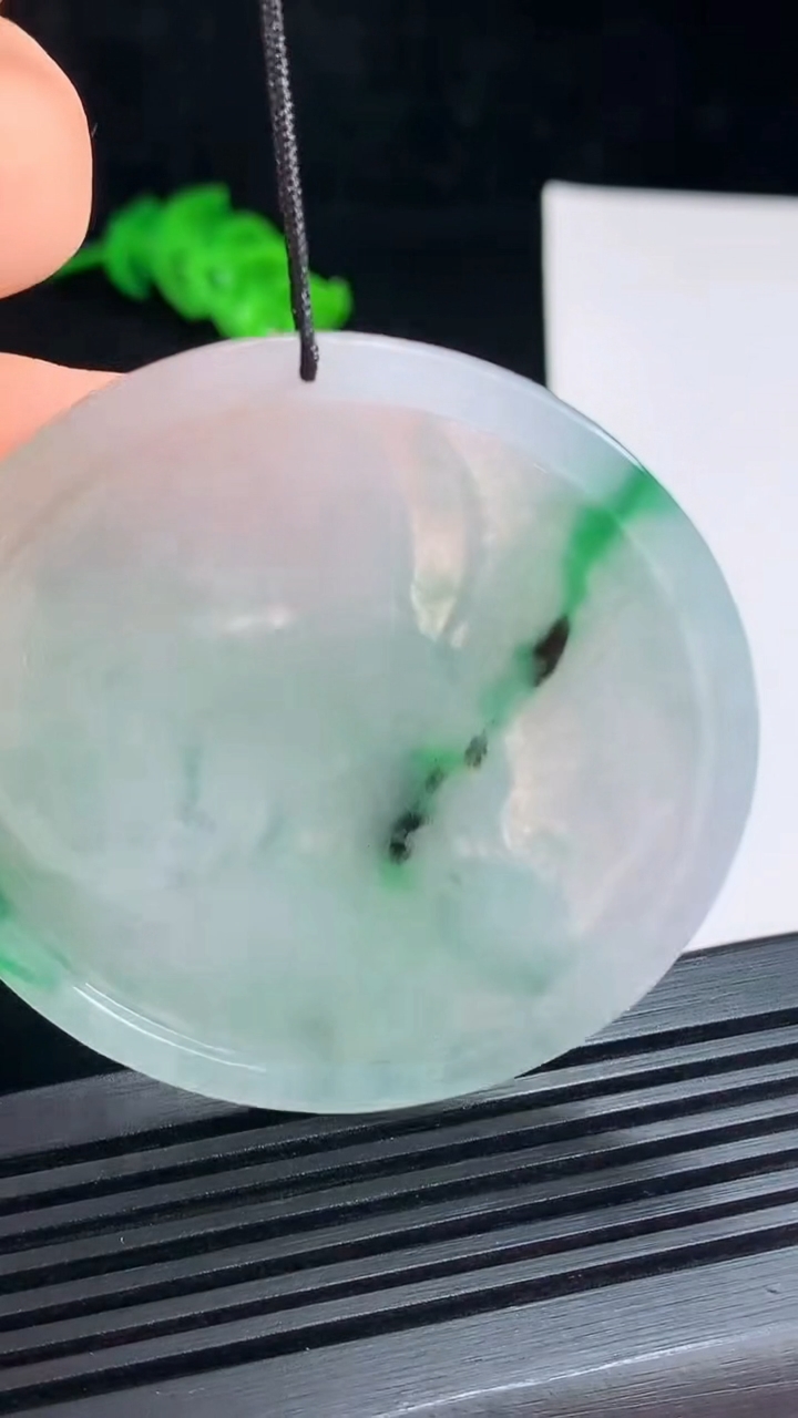 天然A货翡翠虚空藏菩萨吊坠，尺寸54-5.2 重量:29.48g
7月15日