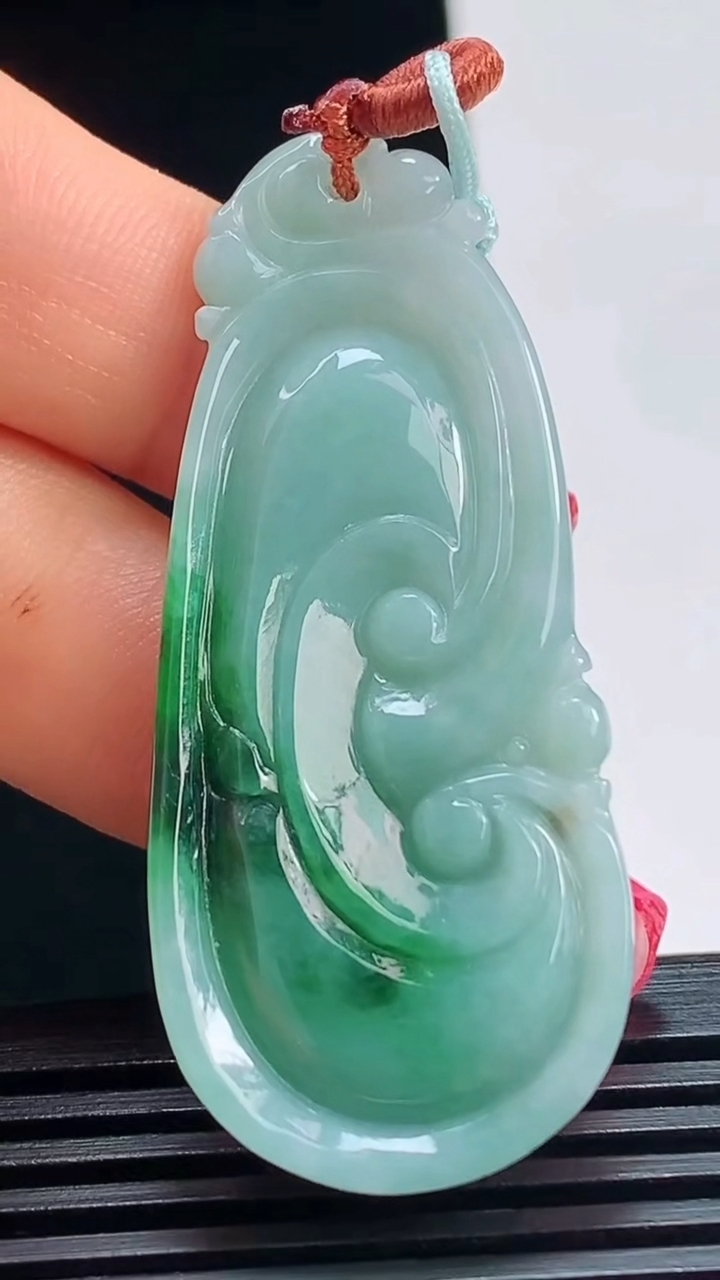 天然A货翡翠如意吊坠，尺寸50.6-21.6-5 重量:10.12g
7月15日