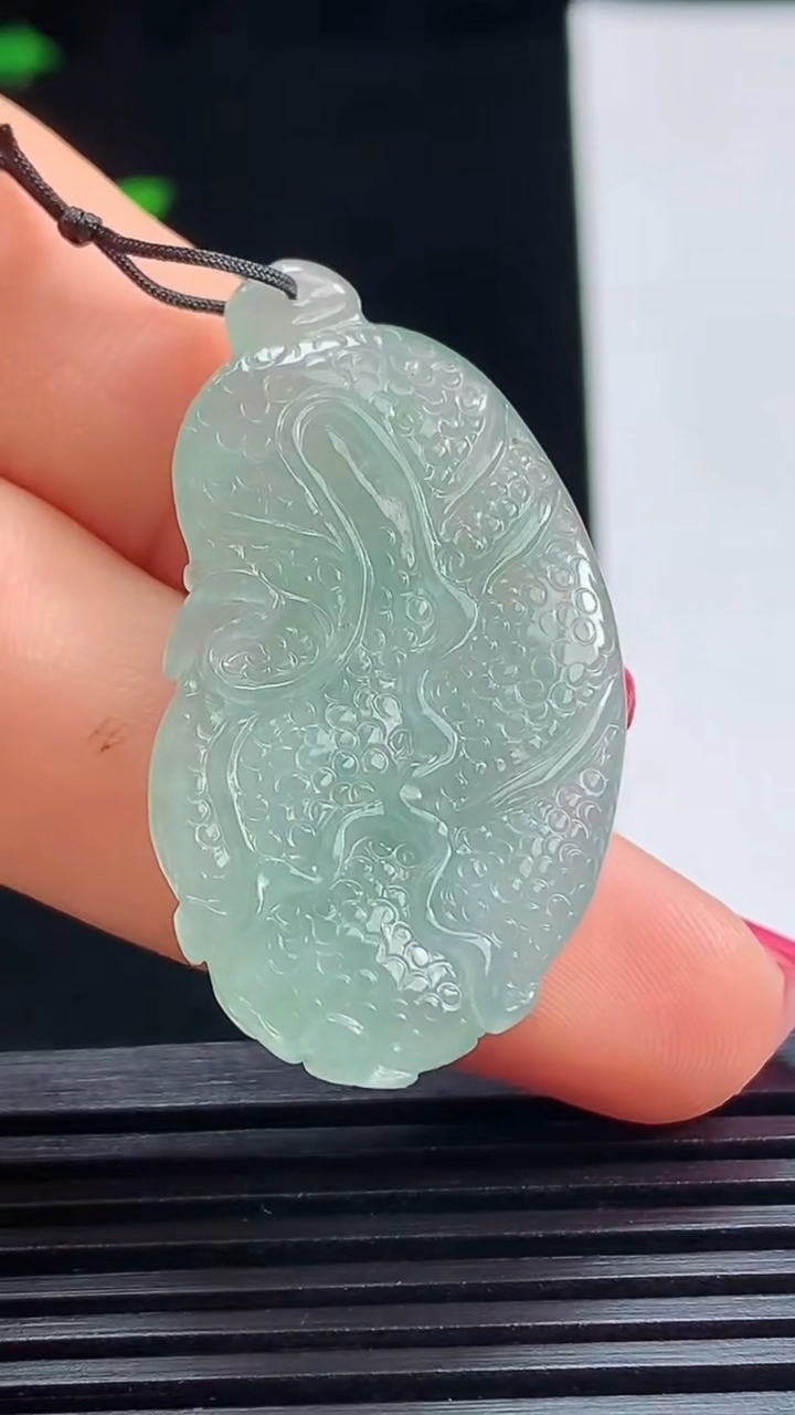 天然A货翡翠白菜吊坠，尺寸37-20-6 重量:7.79g
7月15日