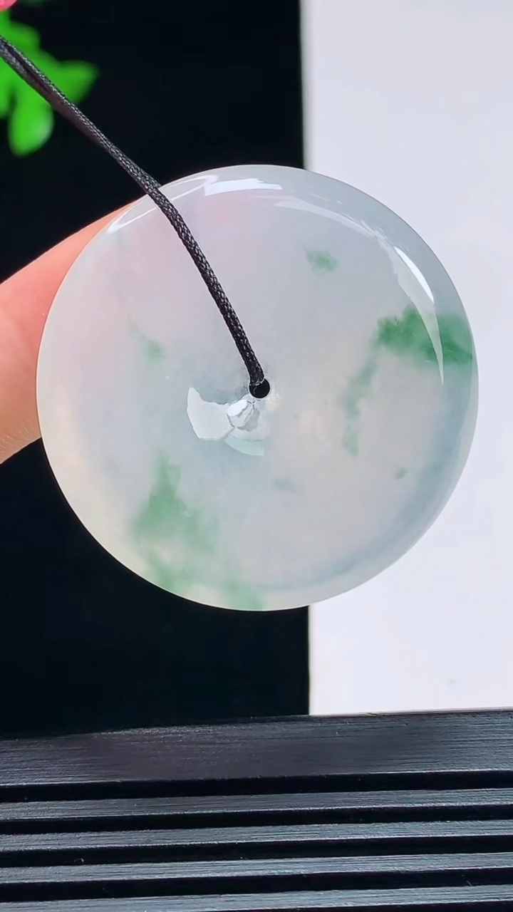 天然A货翡翠种飘花平安扣吊坠，尺寸34-5.5 重量:14.34g
7月15日