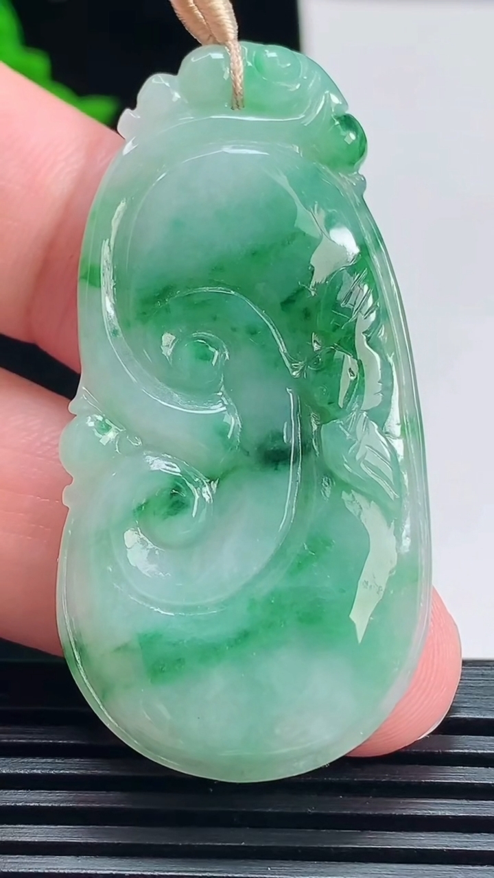 天然A货翡翠如意吊坠，尺寸53-26-5 重量:12.27g
7月15日