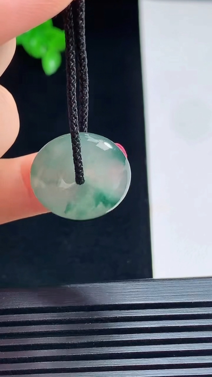 天然A货翡翠飘花平安扣吊坠，尺寸19-5.5 重量:4.00g
7月15日