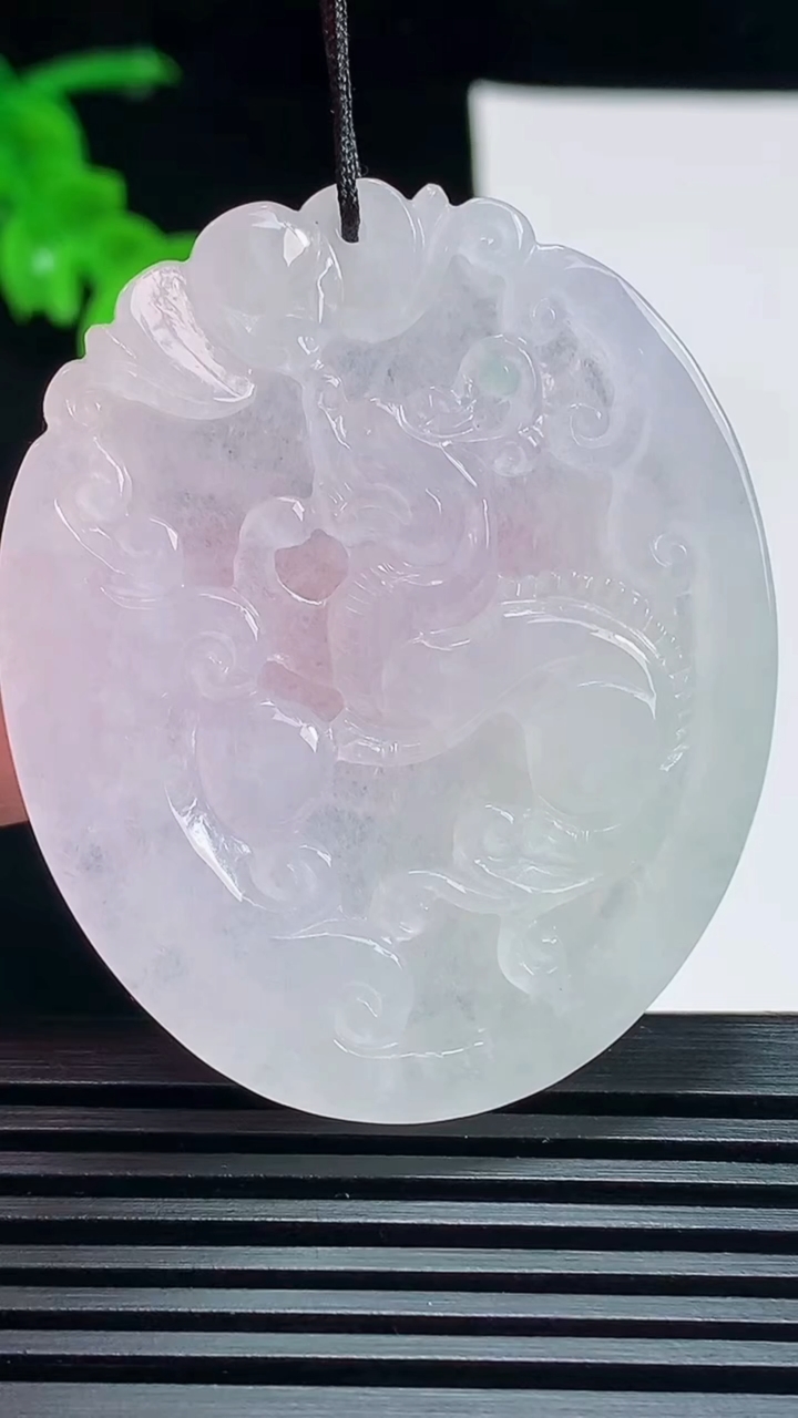 天然A货翡翠春带彩 紫罗兰仿古龙牌吊坠，尺寸49-40.6-5.2 重量:23.74g
7月15日