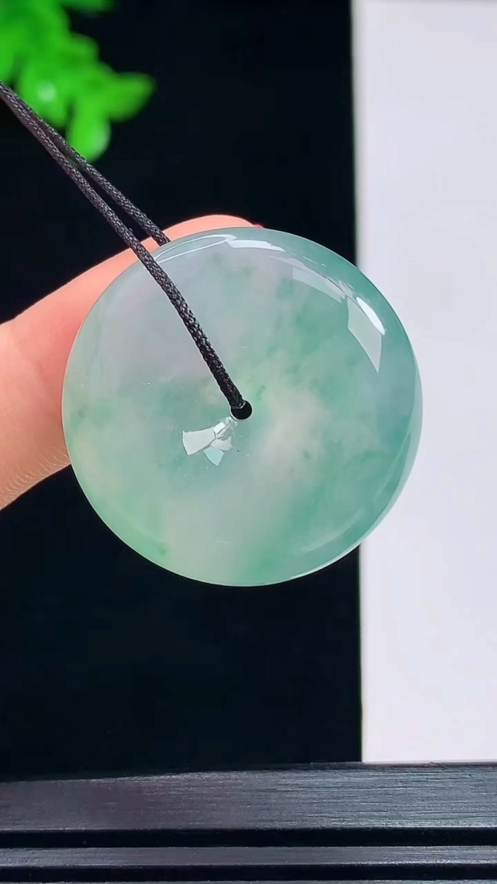 天然A货翡翠种飘花平安扣吊坠，尺寸26.3-6.6 重量:9.67g
7月15日