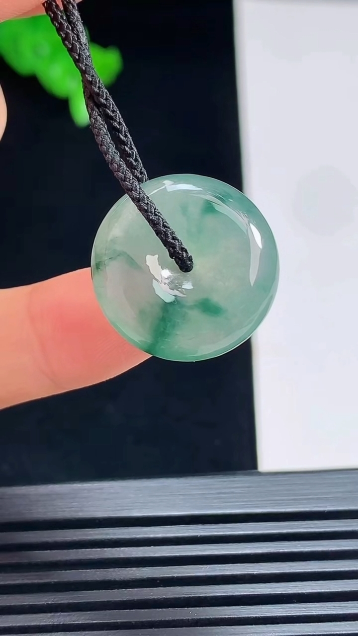 天然A货翡翠飘花平安扣吊坠，尺寸19-5.5 重量:4.00g
7月15日