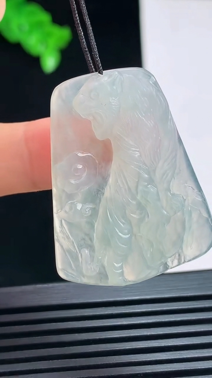 天然A货翡翠生肖虎牌吊坠，尺寸36-28-4 重量:7.53g
7月15日