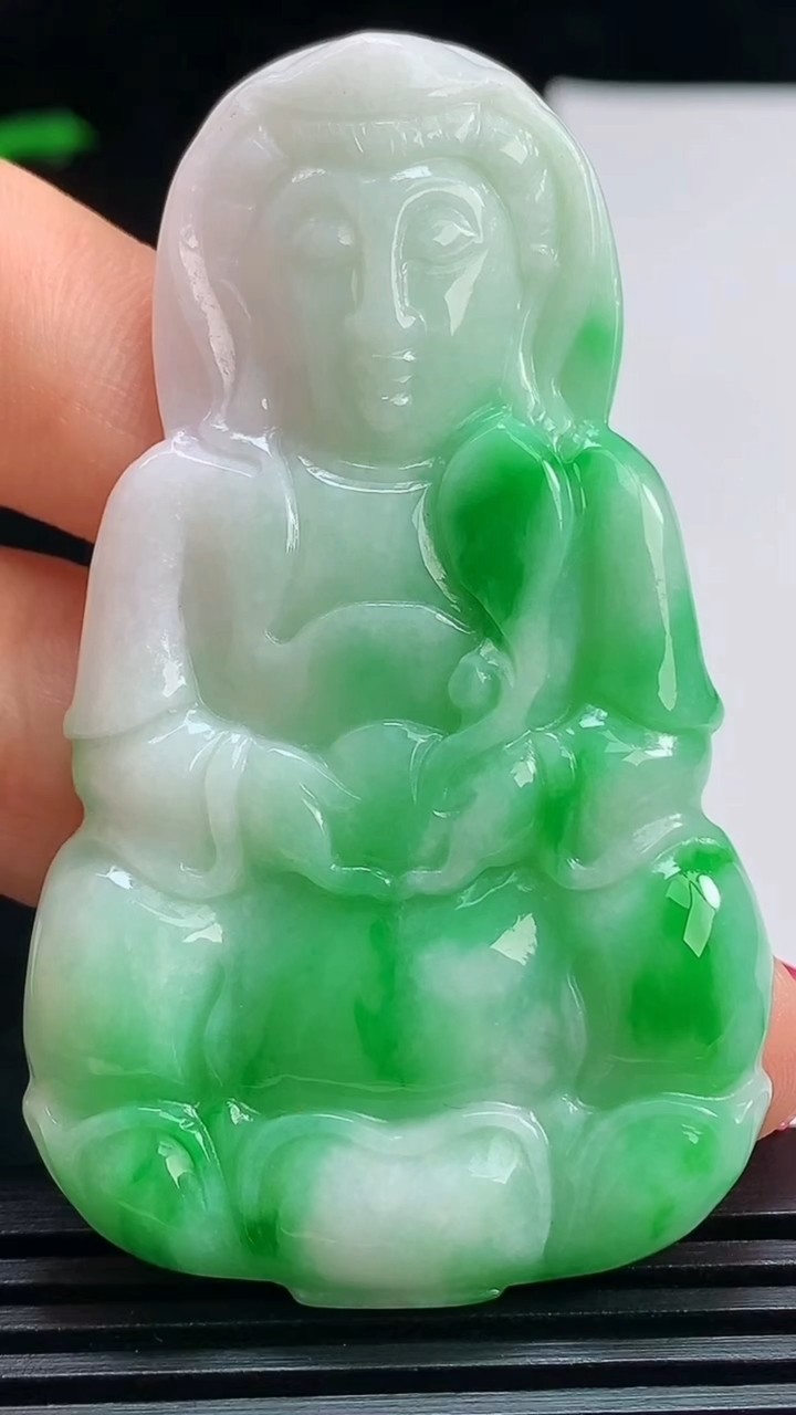 天然A货翡翠正装观音吊坠，尺寸61-36-6 重量:24.54g
7月15日