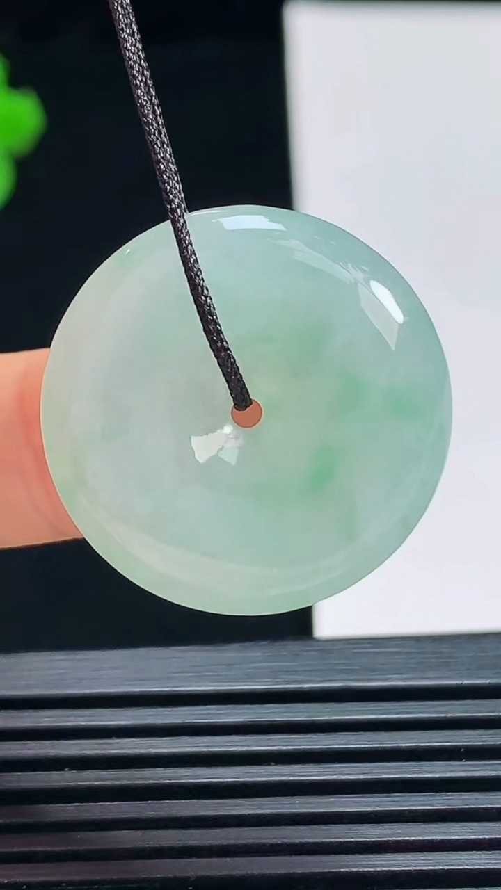 天然A货翡翠平安扣吊坠，尺寸24-5.6 重量:7.00g
7月15日
