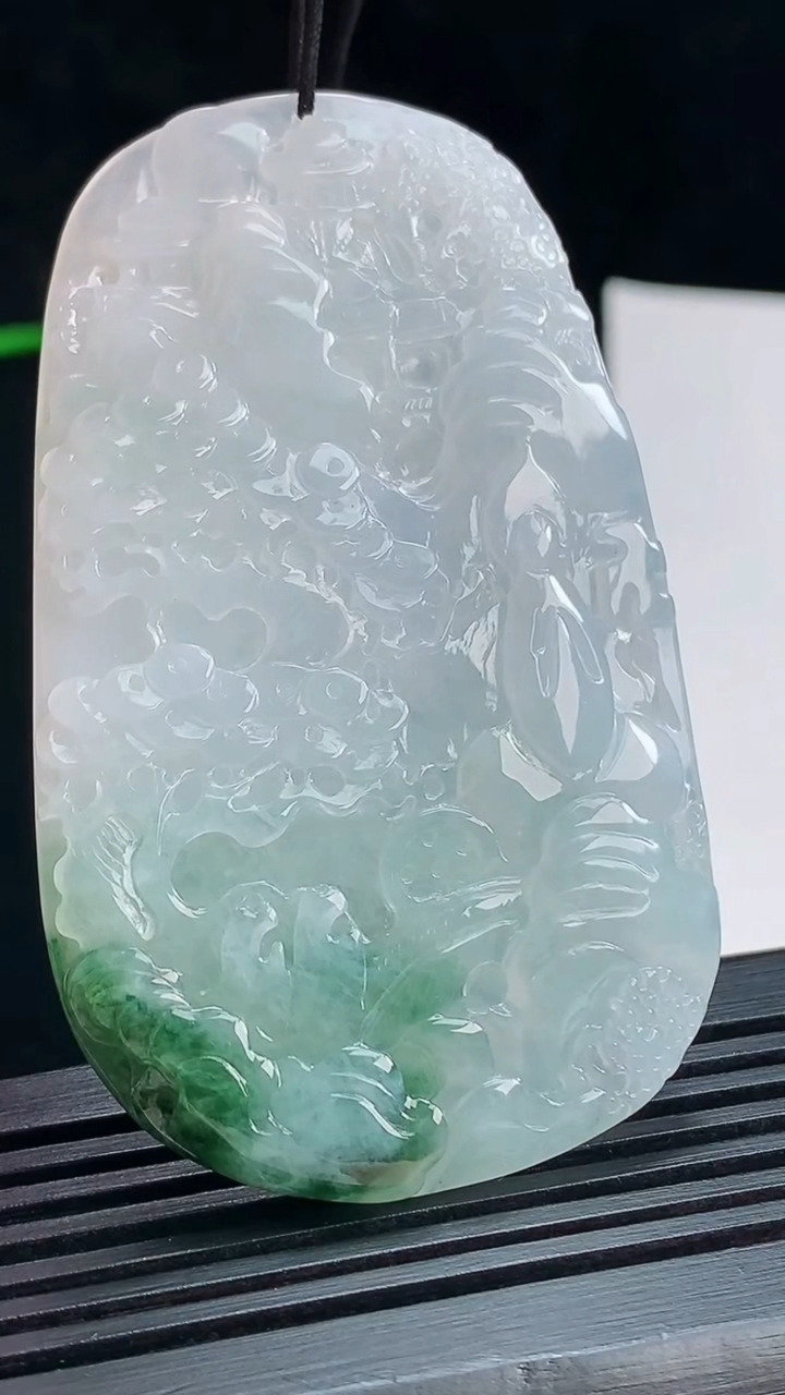 天然A货翡翠牌吊坠，尺寸67.2-40.6-5.2 重量:32.08g
7月15日