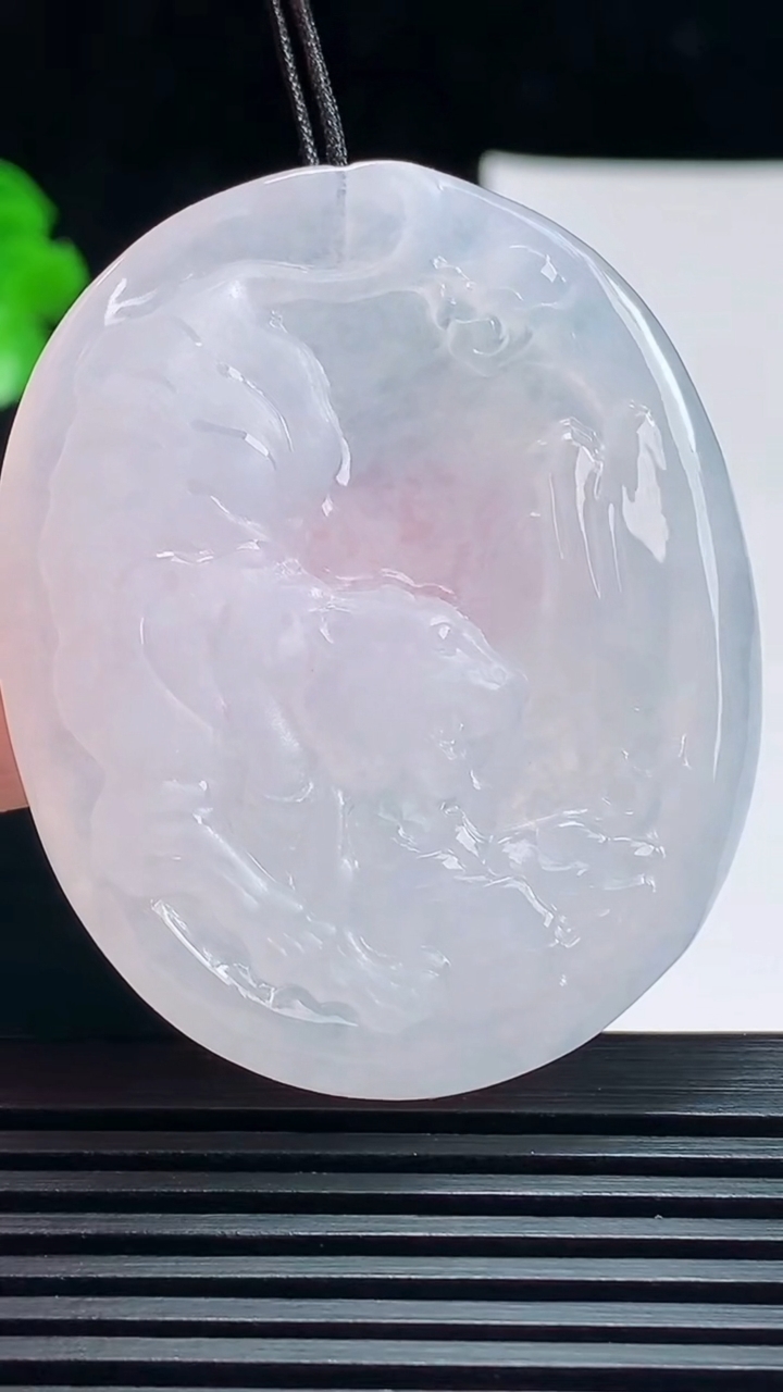 天然A货翡翠生肖虎牌吊坠，尺寸49-40.2-6.3 重量:24.85g
7月15日