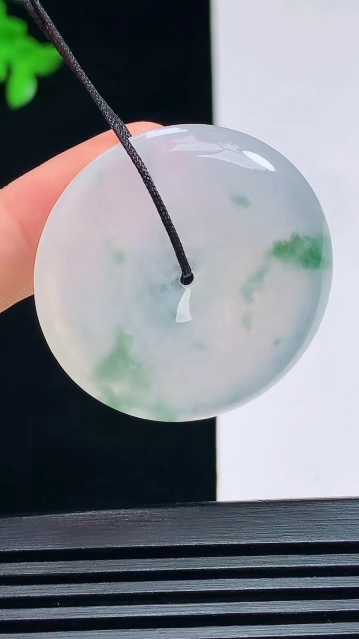 天然A货翡翠种飘花平安扣吊坠，尺寸34-5.5 重量:14.34g
7月15日