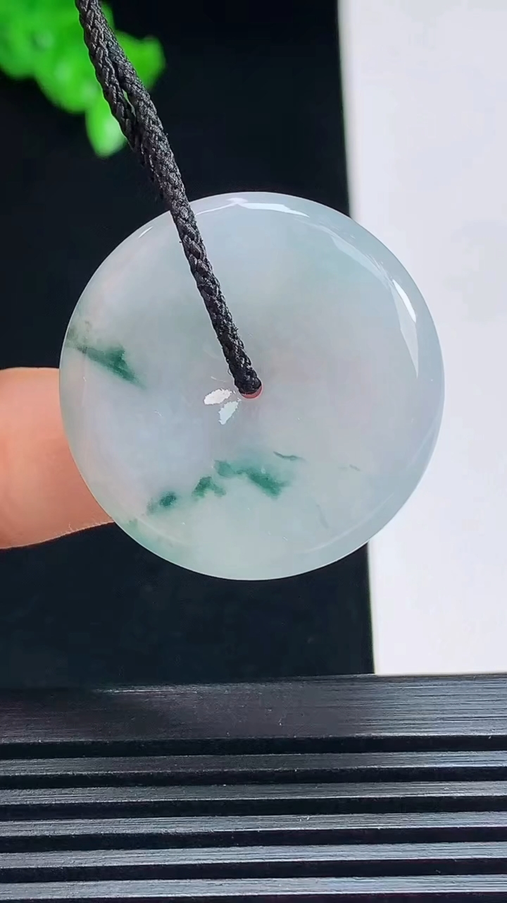 天然A货翡翠飘花平安扣吊坠，尺寸28.6-5 重量:8.77g
7月15日
