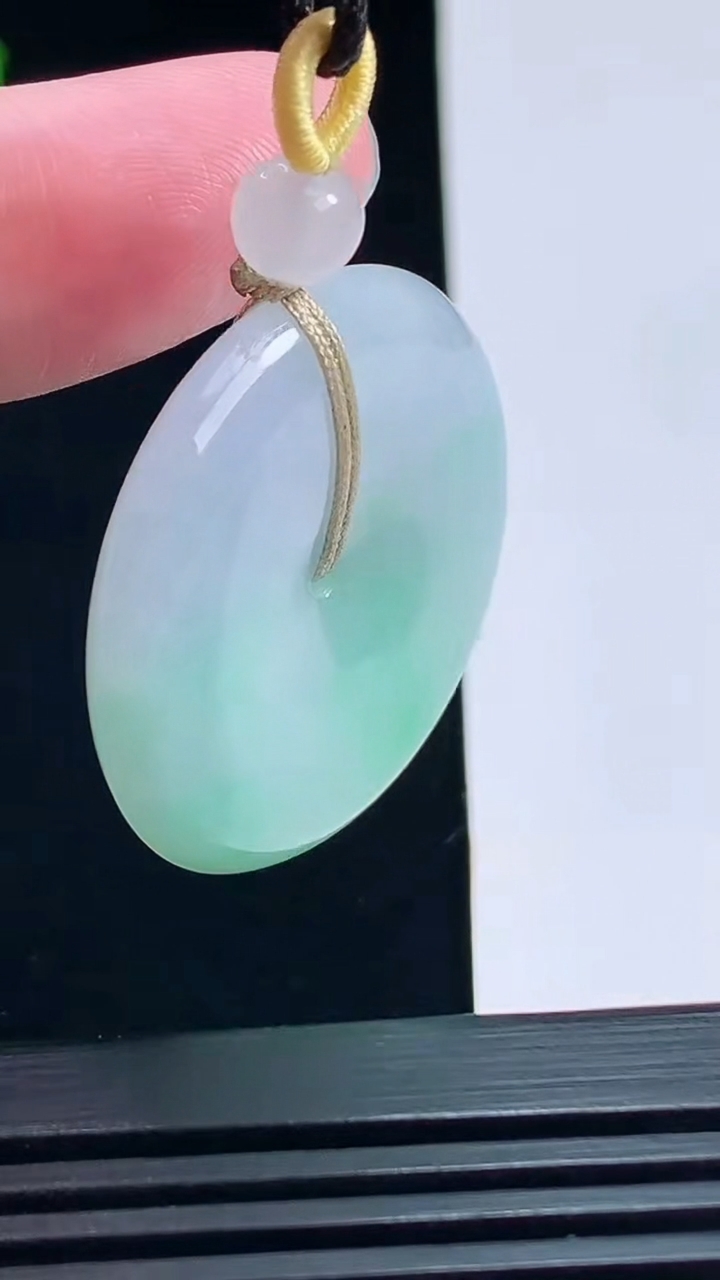 天然A货翡翠平安扣吊坠，尺寸32-5.6 重量:13.44g
7月15日