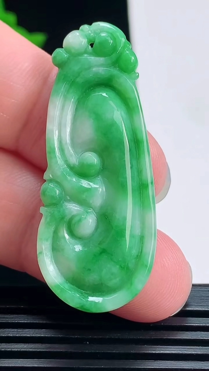 天然A货翡翠如意吊坠，尺寸45.8-18.3-6.3 重量:9.12g
7月15日