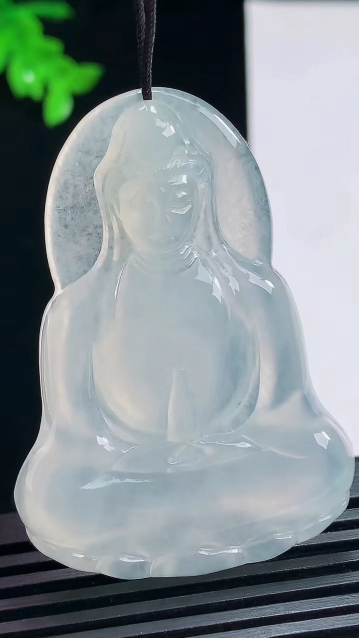 天然A货翡翠种白冰素衣观音吊坠，尺寸55-39-6 重量:21.98g
7月15日