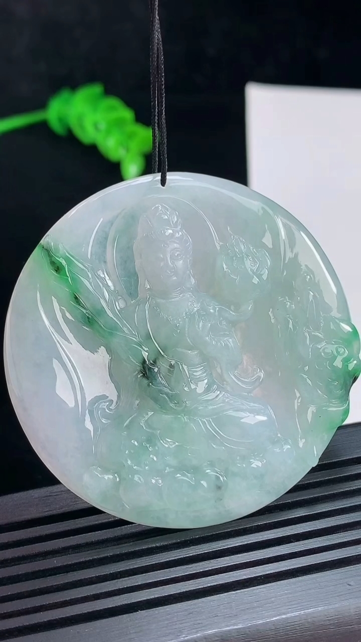 天然A货翡翠虚空藏菩萨吊坠，尺寸54-5.2 重量:29.48g
7月15日