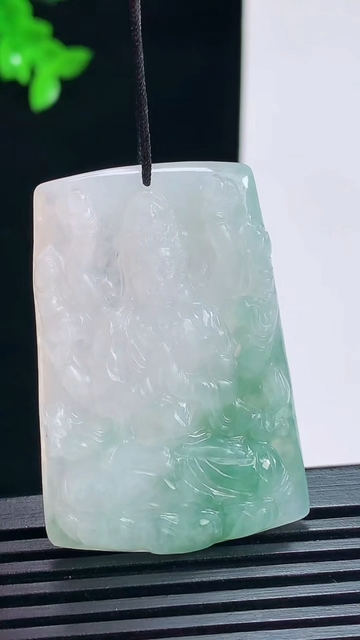 天然A货翡翠飘花千手观音菩萨吊坠，尺寸43.6-30-5.6 重量:15.87g
7月15日