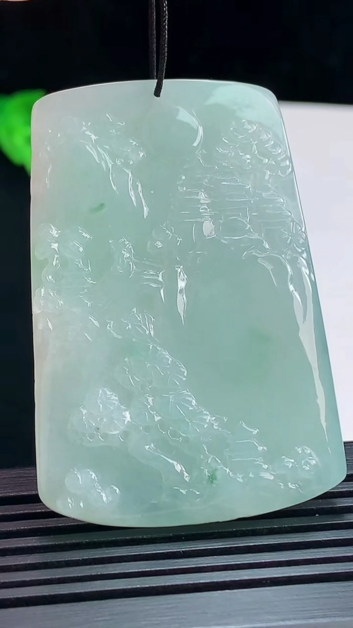 天然A货翡翠山水牌吊坠，尺寸56-37.5-5.8重量:28.36g
7月15日