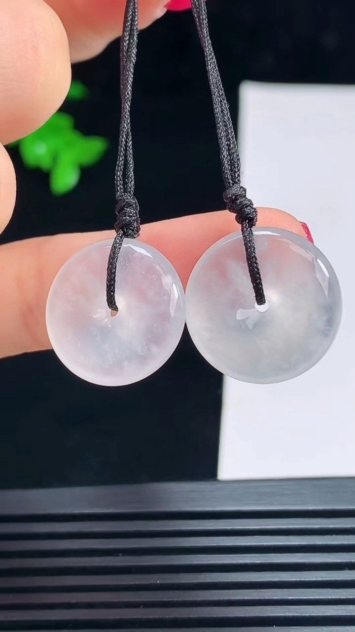 天然A货翡翠种白冰平安扣吊坠一对，尺寸17-4.2 重量:5.30g
7月15日