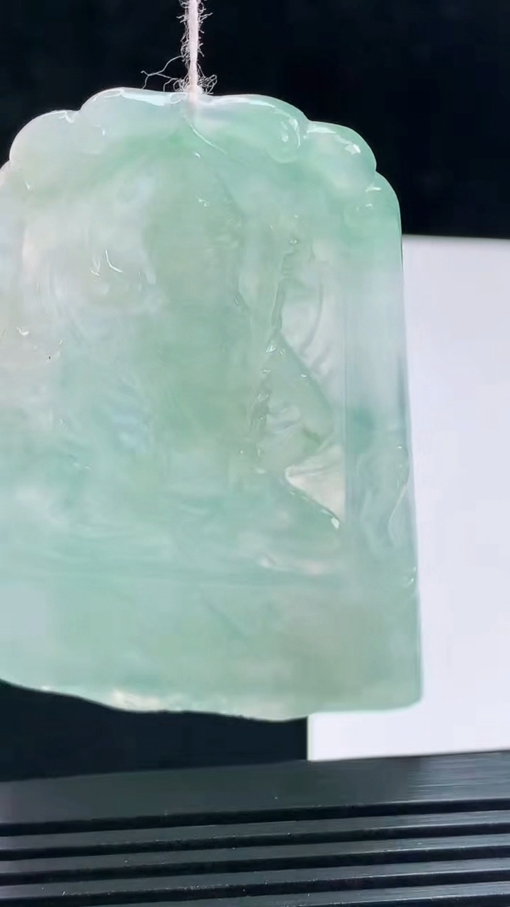 天然A货翡翠虚空藏菩萨吊坠，尺寸63.6-44-5.3 重量:31.49g
7月15日