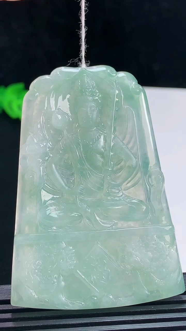 天然A货翡翠虚空藏菩萨吊坠，尺寸63.6-44-5.3 重量:31.49g
7月15日