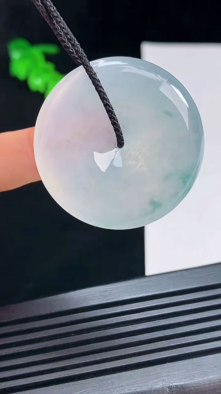 天然A货翡翠种飘花平安扣吊坠，尺寸36-6 重量:17.26g
7月15日