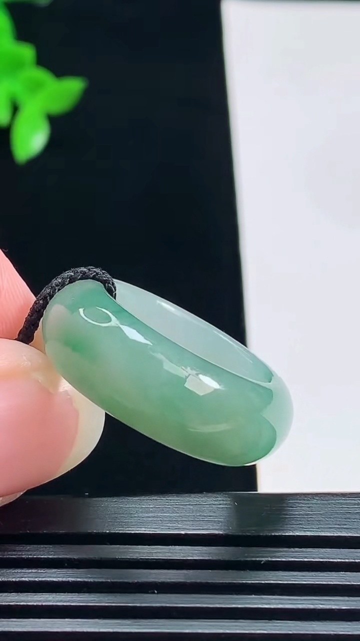 天然A货翡翠玉指环 戒指，尺寸18.6-8.8-4.5 重量:8.02g2026年7月15日
工厂直销收藏佳品,种好水足，色泽均匀，有种有色，上手高大气！