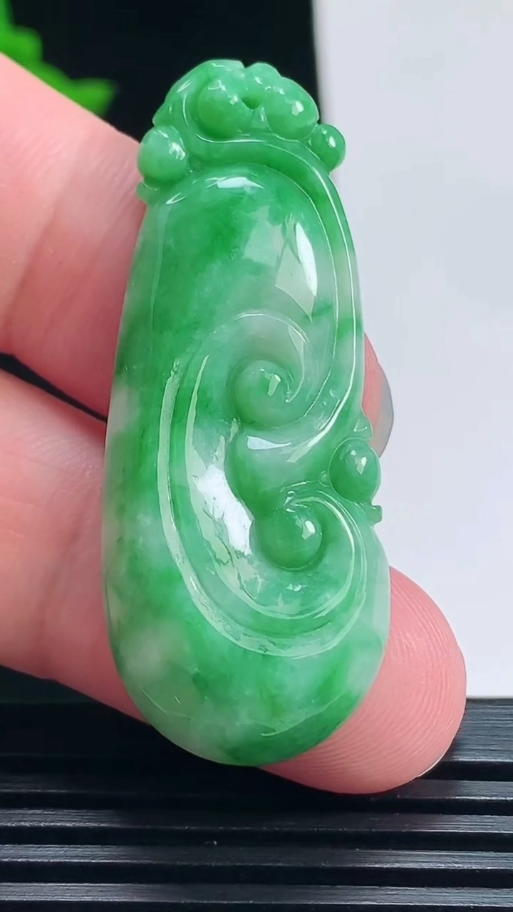 天然A货翡翠如意吊坠，尺寸45.8-18.3-6.3 重量:9.12g
7月15日
