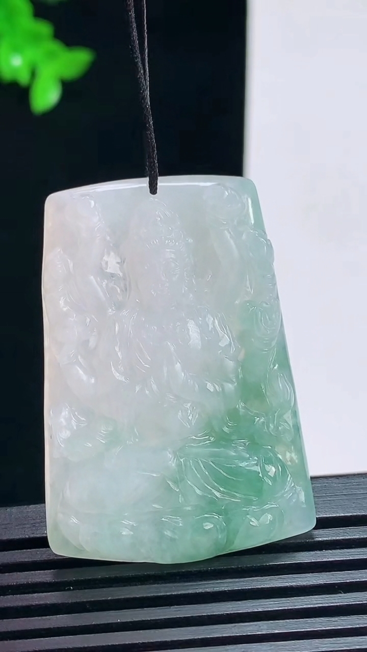 天然A货翡翠飘花千手观音菩萨吊坠，尺寸43.6-30-5.6 重量:15.87g
7月15日