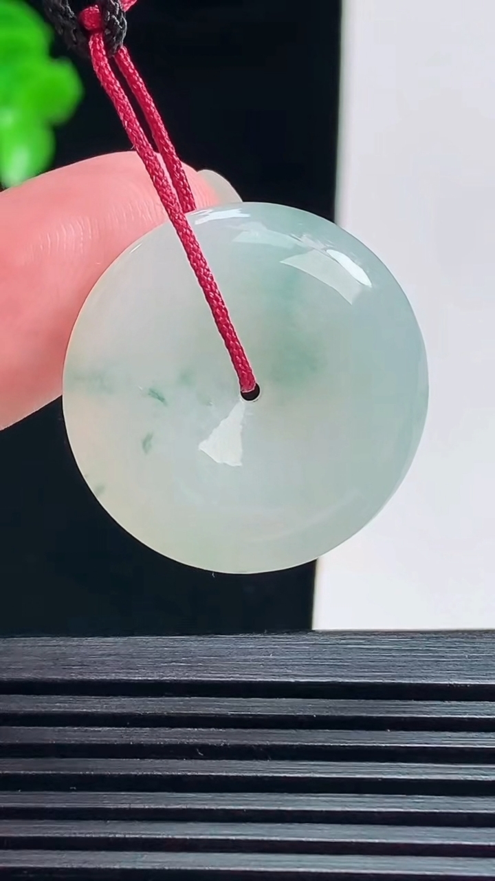 天然A货翡翠飘花平安扣吊坠，尺寸25-5 重量:6.58g
7月15日