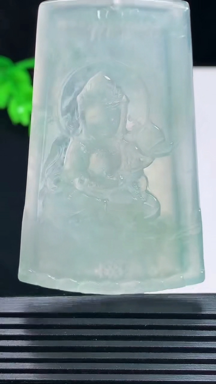 天然A货翡翠大势至菩萨吊坠，尺寸64-39.5-5 重量:28.19g
7月15日