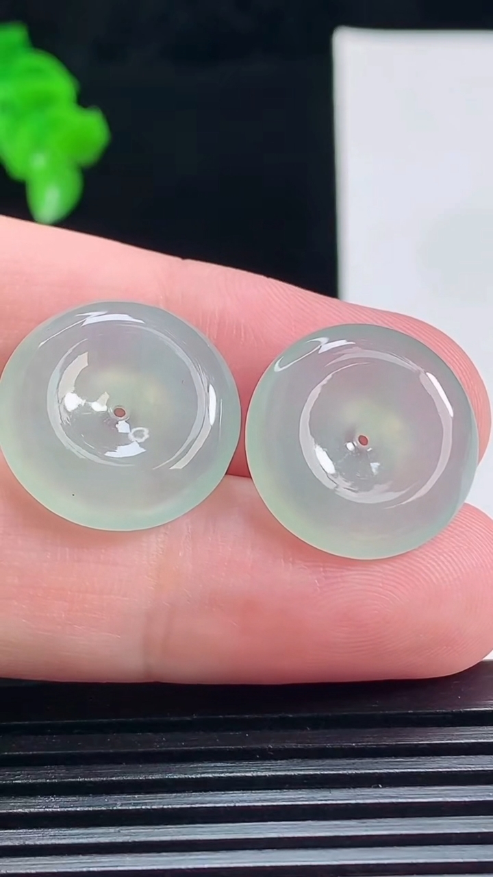 天然A货翡翠平安扣吊坠一对，尺寸18-4.8 重量:6.00g
7月15日