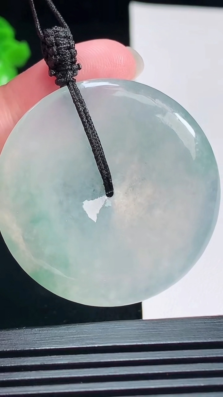 天然A货翡翠平安扣吊坠，尺寸40-5.8 重量:20.49g
7月15日