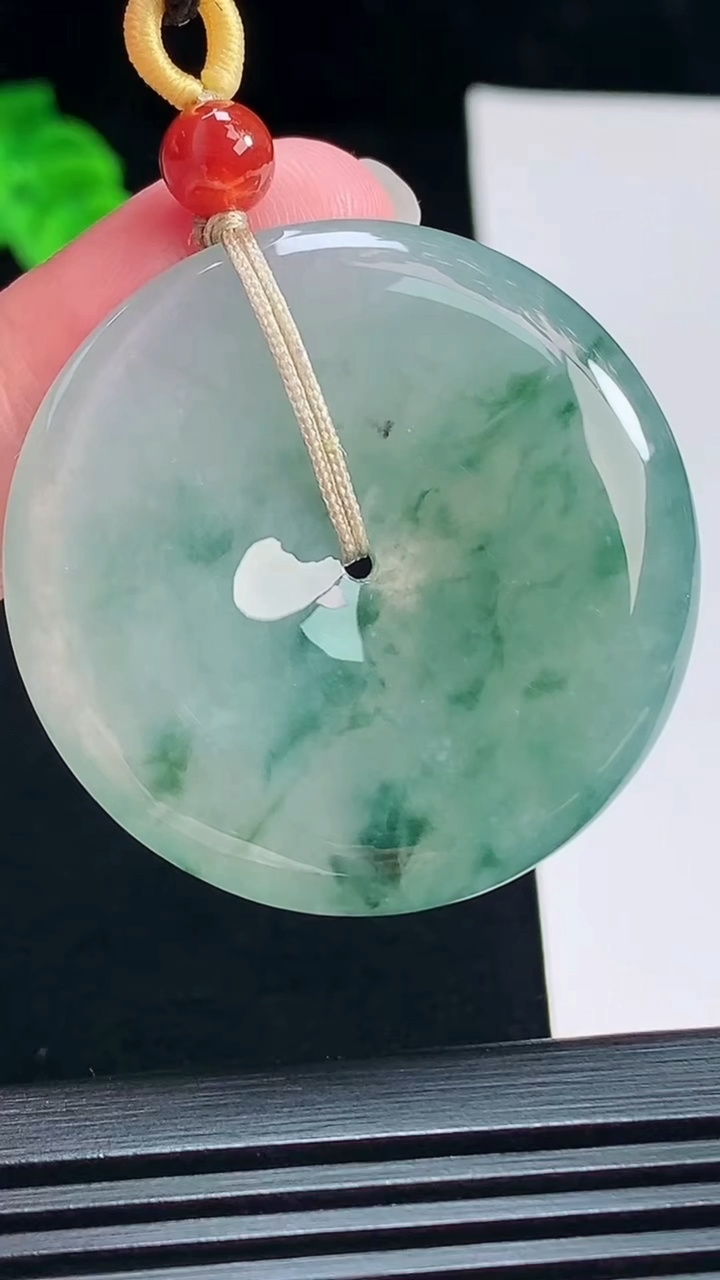 天然A货翡翠飘花平安扣吊坠，尺寸38-6 重量:19.34g
7月15日