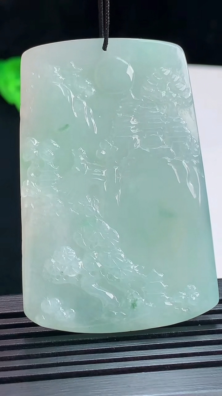 天然A货翡翠山水牌吊坠，尺寸56-37.5-5.8重量:28.36g
7月15日