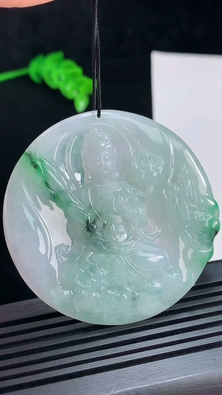 天然A货翡翠虚空藏菩萨吊坠，尺寸54-5.2 重量:29.48g
7月15日