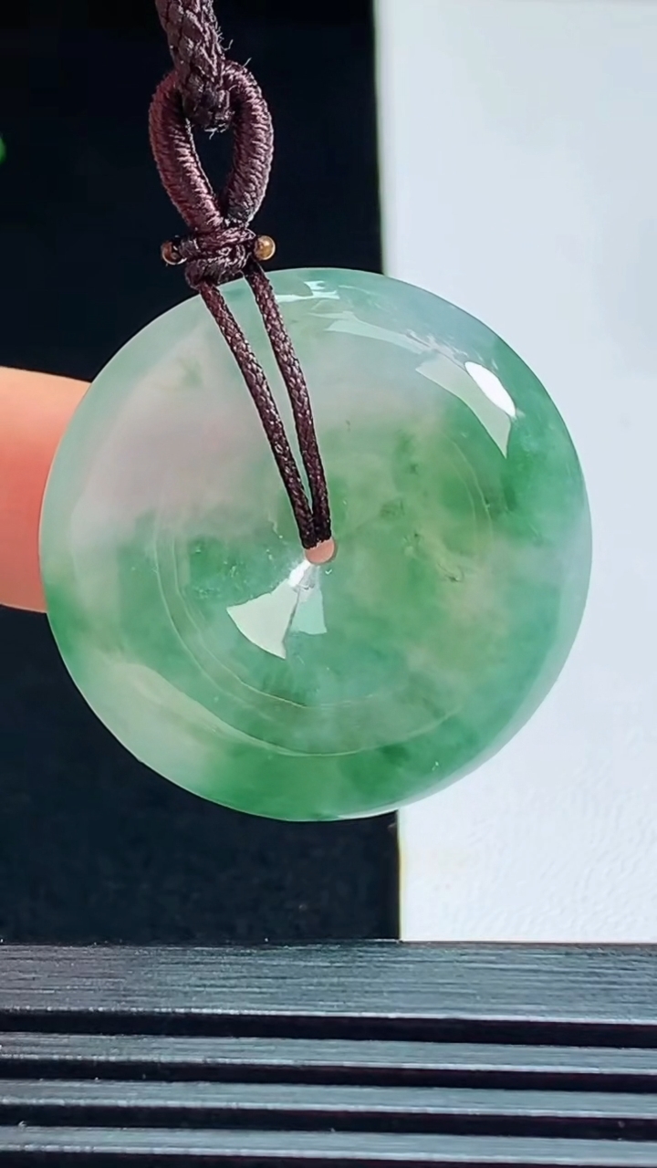 天然A货翡翠平安扣吊坠，尺寸28-5.5 重量:9.00g
7月15日