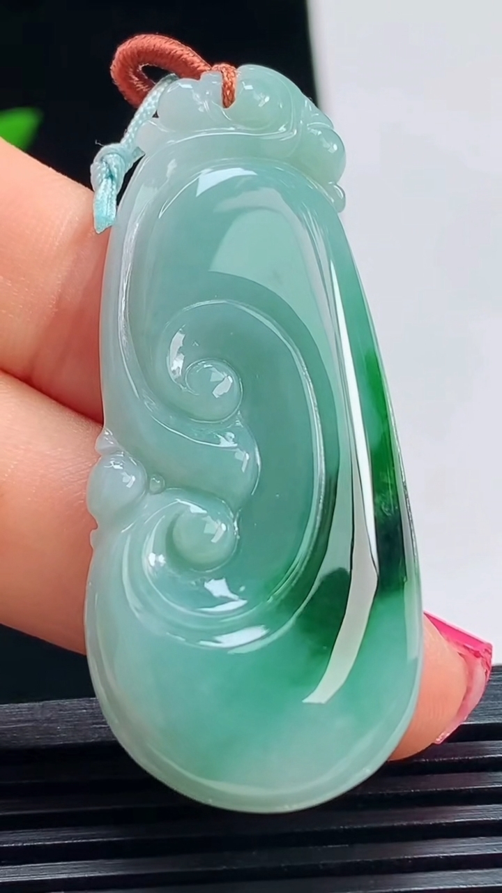 天然A货翡翠如意吊坠，尺寸50.6-21.6-5 重量:10.12g
7月15日