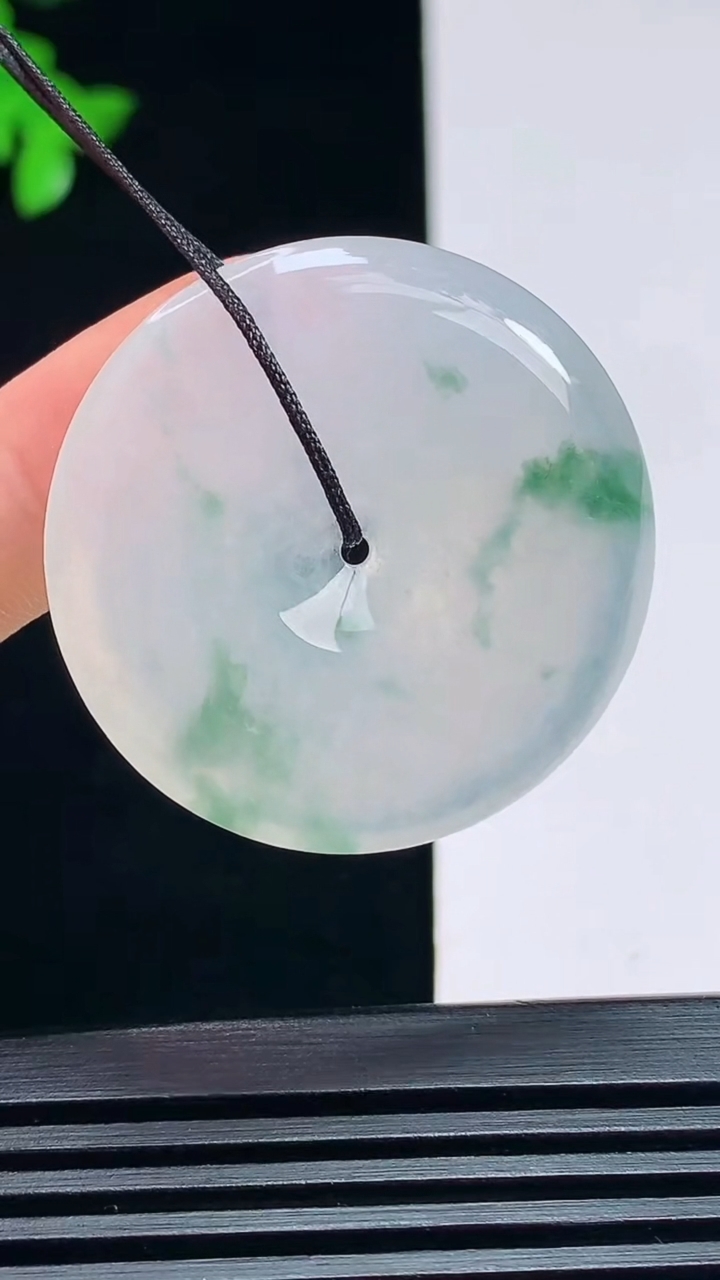 天然A货翡翠种飘花平安扣吊坠，尺寸34-5.5 重量:14.34g
7月15日