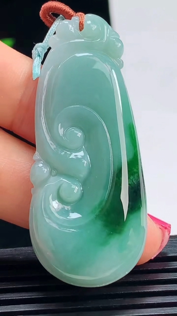 天然A货翡翠如意吊坠，尺寸50.6-21.6-5 重量:10.12g
7月15日