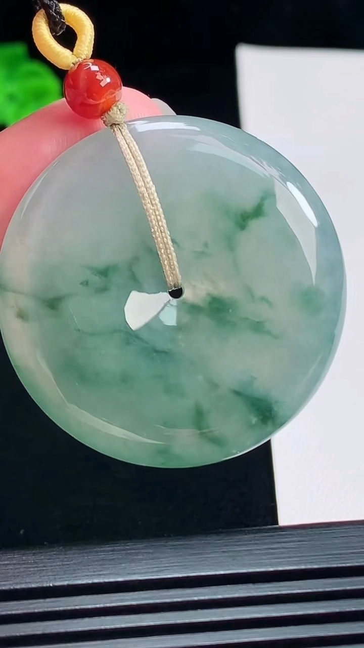 天然A货翡翠飘花平安扣吊坠，尺寸38-6 重量:19.34g
7月15日