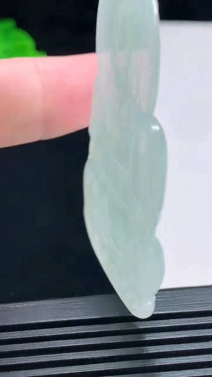 天然A货翡翠正装观音吊坠，尺寸60-35-4.2 重量:15.46g
7月15日